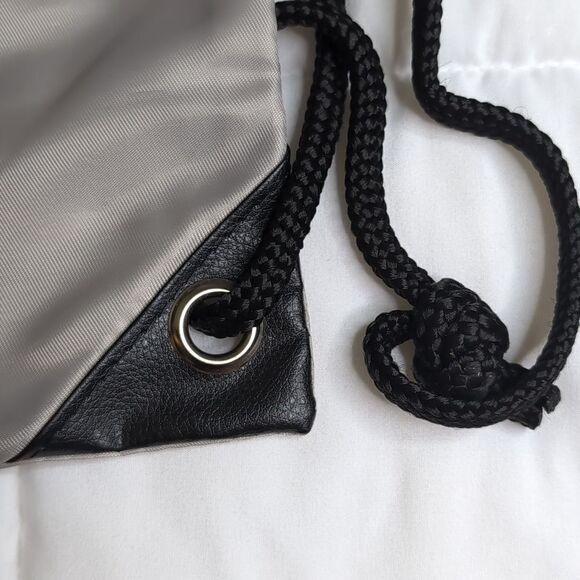 Hunter Boots Silver Drawstring Bag - Picture 4 of 6